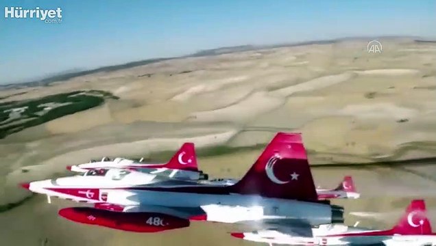 Türk Yıldızları gökyüzüne ay yıldız çizdi