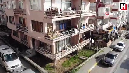 Yıkılmaya yüz tutmuş binada insanlar oturuyor