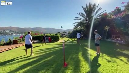 Fatih Terim, kızı ve arkadaşlarıyla ayak voleybolu oynarsa...