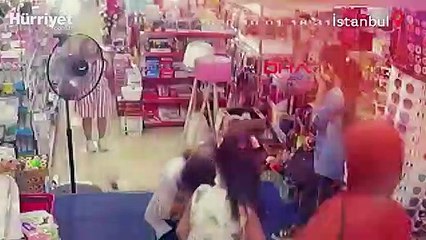 Bir anda dehşeti yaşadı! İncelemek istediği avize yüzüne düştü