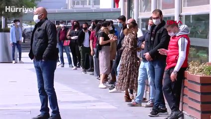 AVM'ye giriş kuyruğunda sosyal mesafe unutuldu
