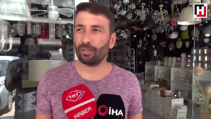 Gurbetçinin sokağa saçılan paralarını tek tek toplayıp teslim ettiler