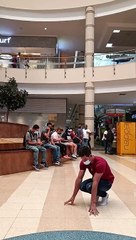 Guy effectue des exercices de callisthénie impressionnants au centre commercial - Buzz Buddy