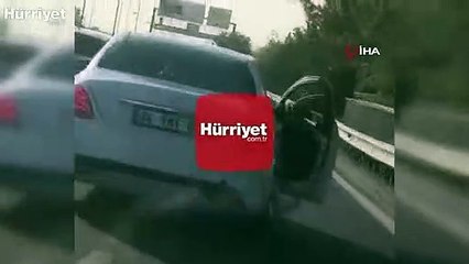 Seyir halindeki otomobilden ayağını sarkıtarak yolculuk yaptı