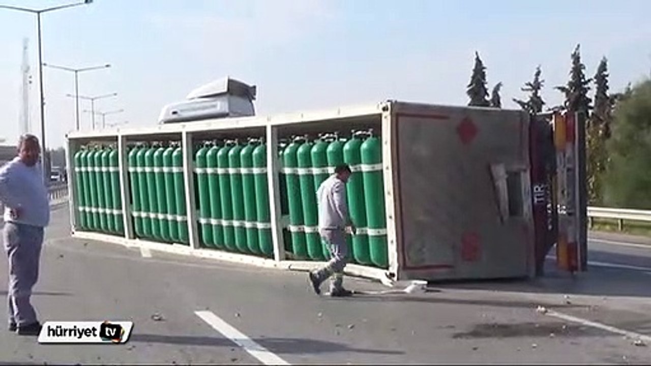 Oksijen taşıyan TIR devrildi Aydın İzmir otobanı kapandı