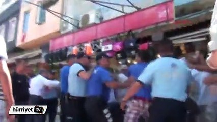 Kuşadası'nda esnaf ile zabıta arasında işgaliye kavgası