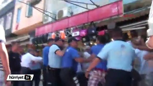 Kuşadası'nda esnaf ile zabıta arasında işgaliye kavgası