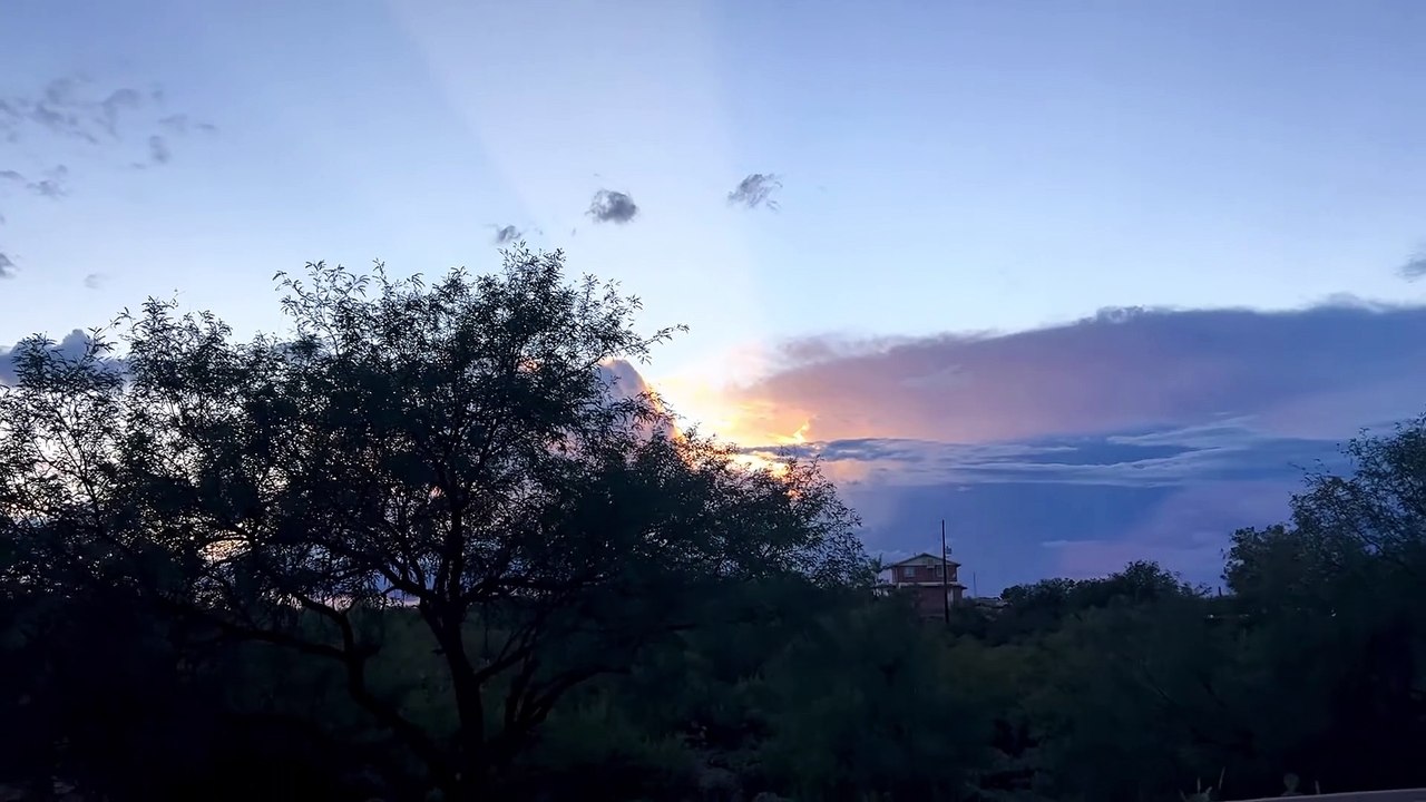 Le faisceau lumineux du soleil couchant tire à travers le ciel - Buzz Buddy