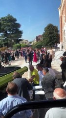 Le papier pleut sur un couple nouvellement marié - Buzz Buddy