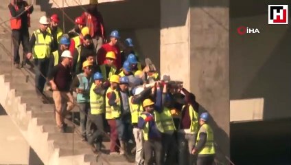 Ayağı kırılan işçiyi arkadaşları omuzlarında taşıdı