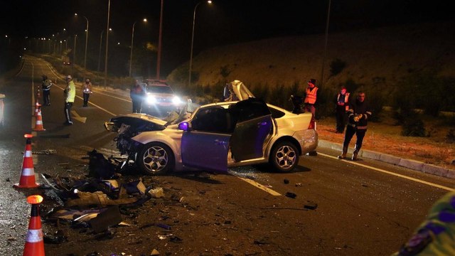 Otomobil ile kamyonun çarpıştığı kazada 2 kişi öldü