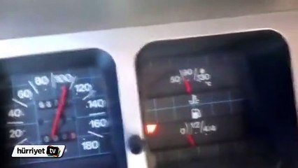 180 km hızla giderken ayaklarını camdan çıkarttı