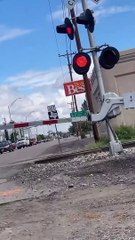 Un train frappe un semi-camion coincé sur les rails au Texas - Buzz Buddy