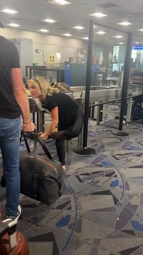 Une fille se bat avec de nouvelles bottes de cow-boy à la TSA - Buzz Buddy