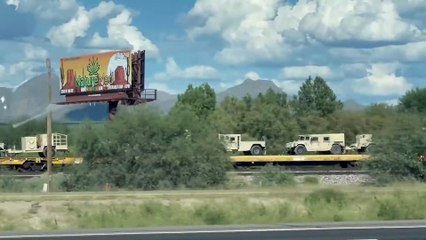 Véhicules militaires transportés par train - Buzz Buddy