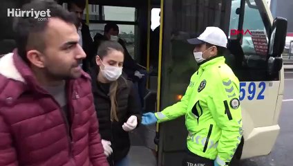 Ayakta yolcu taşıyan minibüsten sağlık görevlileri çıktı