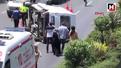 Bağcılar'da önündeki otomobile çarpan minibüs yan yattı