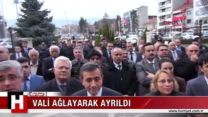 VALİ AYRILIRKEN GÖZYAŞLARINI TUTAMADI