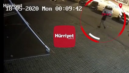 Şehre inen bir ayı, o sırada kaldırımda yürüyen bir kişiye saldırdı