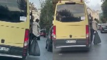 İstanbul’da tehlikeli yolculuk! Minibüs kapısından poşetle sarktı