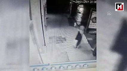 Kapkaç anı güvenlik kamerasına yansıdı