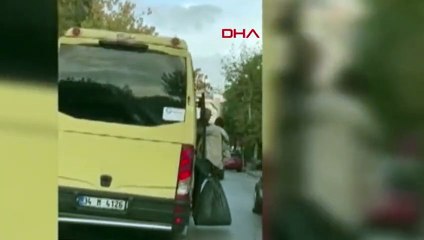 Minibüs kapısından poşetle sarkıp yolculuk yaptı
