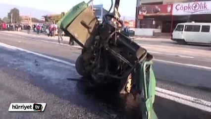 Aydın'da öğrenci servisi otomobili ikiye böldü