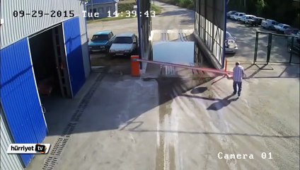 Aynı dakika içinde aynı bariyere çarpan motosikletliler