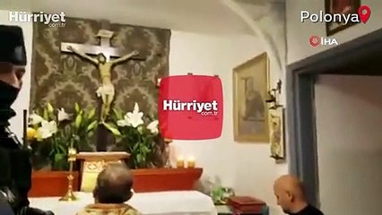 Korona önlemlerinin hiçe sayıldığı ayine polis baskını