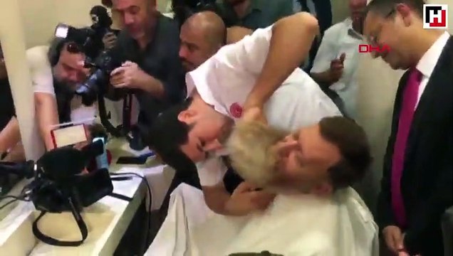 CHP'li Aytuğ Atıcı OHAL'e tepki olarak uzattığı sakalını kestirdi