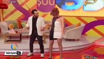 Azeri şarkıcının canlı yayında göğsü açıldı