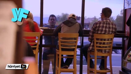 Penceredeki yansımasını ayna olarak kullanan adam