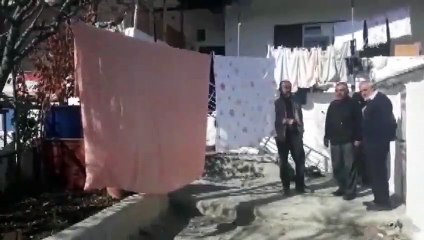 Eşiyle yürürken kamyon kasası kapağı çarpan kadın öldü