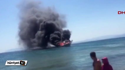 Ayvalık'ta sahile demirli tur teknesi cayır cayır yandı