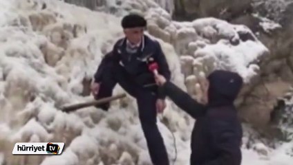 Röportaj sırasında kayarak düştü