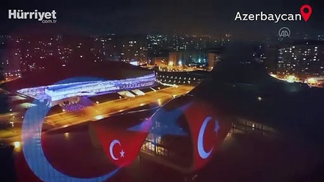 Bakü'deki Haydar Aliyev Merkezinin dış cephesine Türk bayrağı yansıtıldı