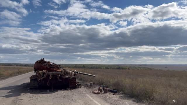 Ukrayna güçlerince geri alınan İzyum'da enkaza dönen Rus tankları
