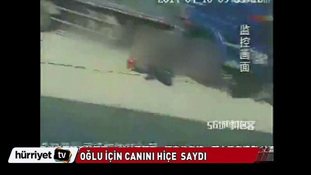Oğlunu kurtarmak isterken kendi kamyonun altında kaldı