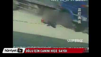 Oğlunu kurtarmak isterken kendi kamyonun altında kaldı