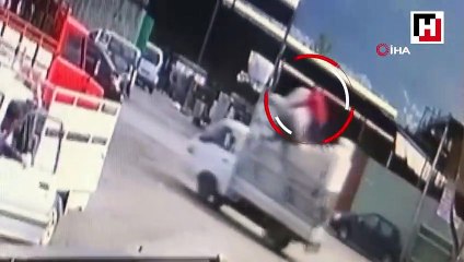 Kamyonetten çuval ile birlikte düşen adam hayatını kaybetti