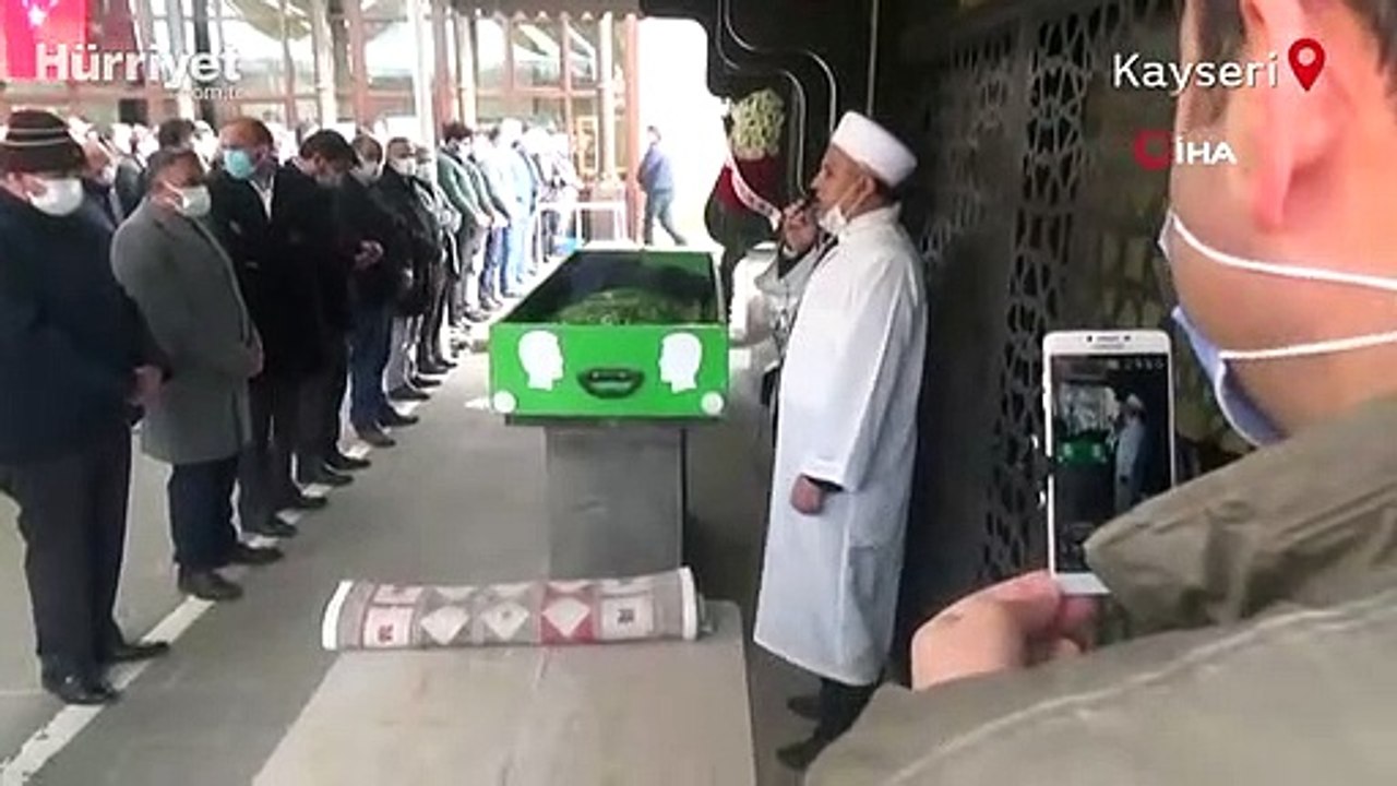 Babasının cenaze namazını canlı yayından takip etti