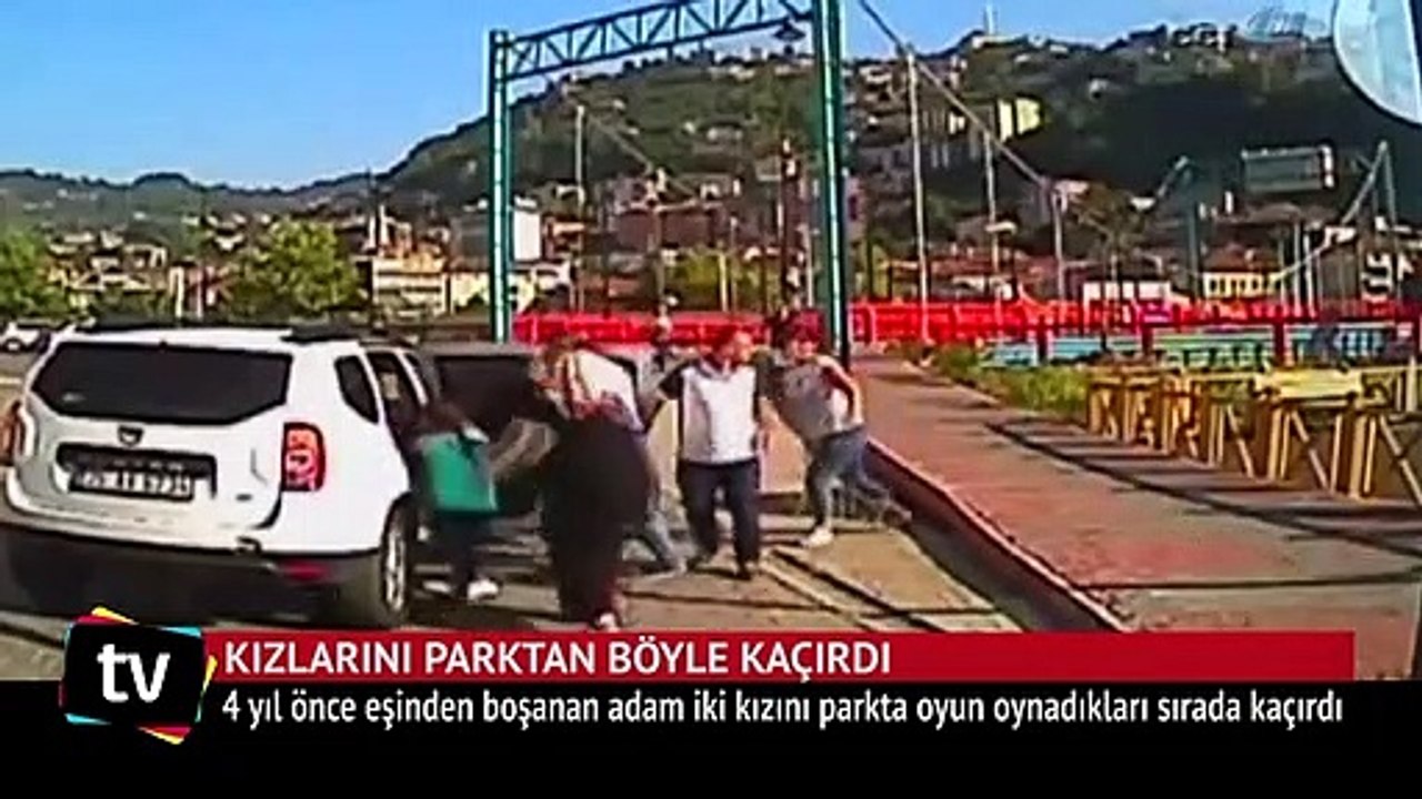 Baba, iki çocuğunu parkta oynarken kaçırdı
