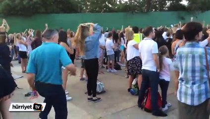 Konserde kızından daha çok eğlenen baba