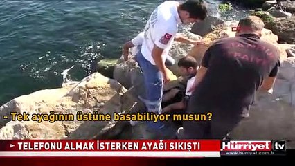 DÜŞEN TELEFONU ALMAK İSTERKEN BACAĞI KAYALIKLARA SIKIŞTI