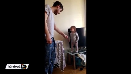 Masadan inmemek için babasıyla tartışan bebek
