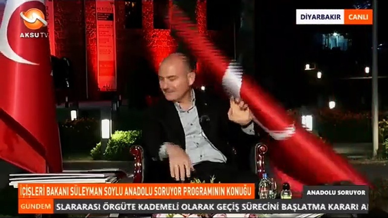 Süleyman Soylu'nun üstüne bayrak düştü