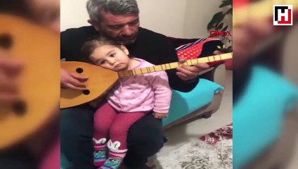 2 yaşındaki kızını bağlama ve türküyle uyutuyor