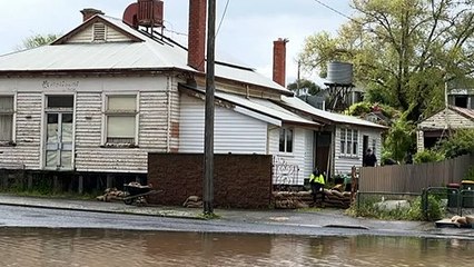 Western Victoria town of Skipton under emergency warning