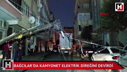 Bağcılar’da kamyonet elektrik direğini devirdi