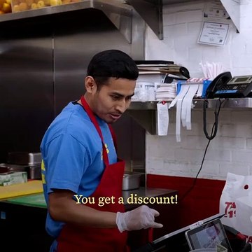 Le président américain Joe Biden paie près de quatre fois le prix nécessaire pour ses tacos lors d'une visite à Los Angeles, en signe de solidarité avec les Américains durement touchés par l'inflation - Regardez